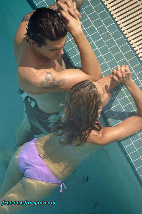 Jennifer aniston enseñando las tetas a los paparazzi y posando en bikini
 #75419328