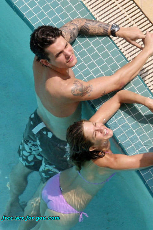 Jennifer aniston enseñando las tetas a los paparazzi y posando en bikini
 #75419336