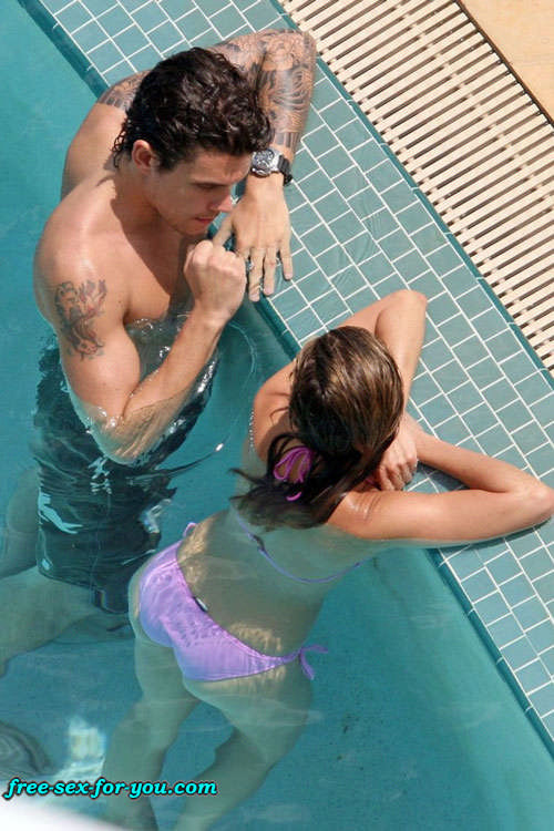 Jennifer aniston enseñando las tetas a los paparazzi y posando en bikini
 #75419370