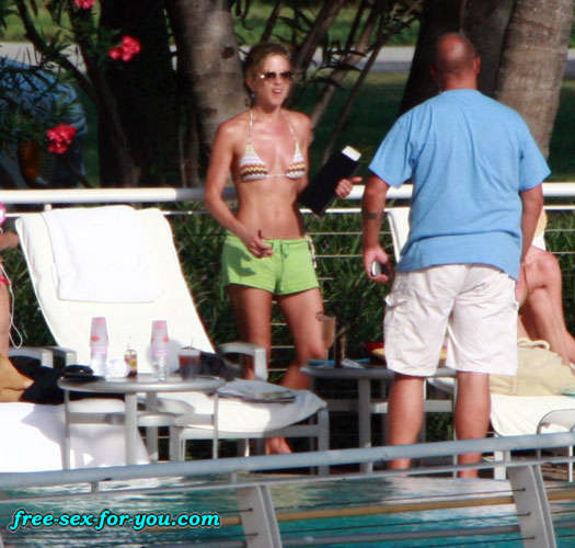Jennifer aniston enseñando las tetas a los paparazzi y posando en bikini
 #75419384