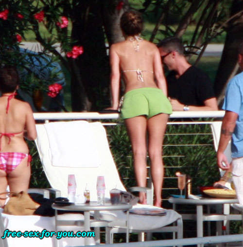 Jennifer aniston enseñando las tetas a los paparazzi y posando en bikini
 #75419390