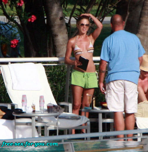Jennifer Aniston show tits to paparazzi and posing in bikini #75419404