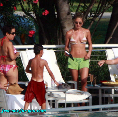 Jennifer Aniston show tits to paparazzi and posing in bikini #75419410