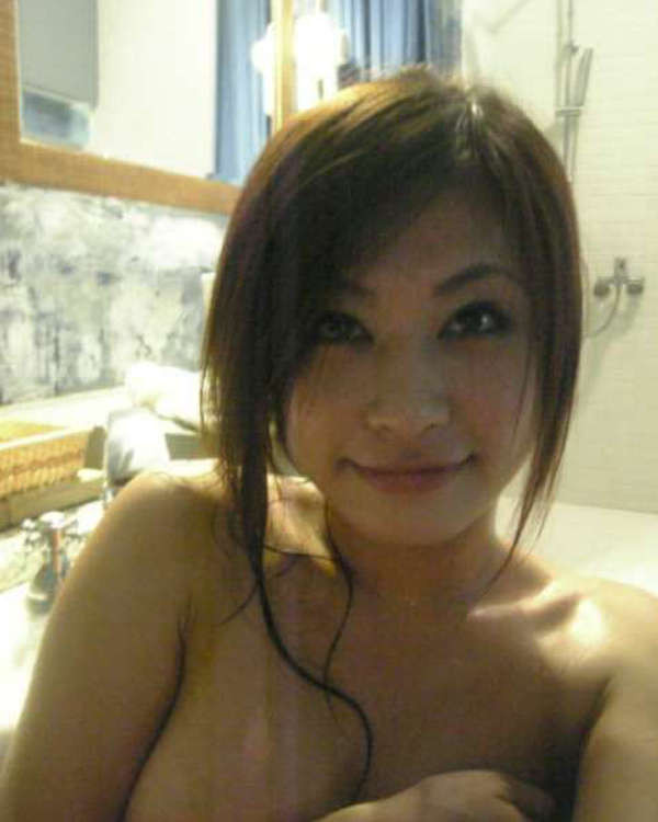 Lusty babe from japan souriant séduisamment
 #70259119