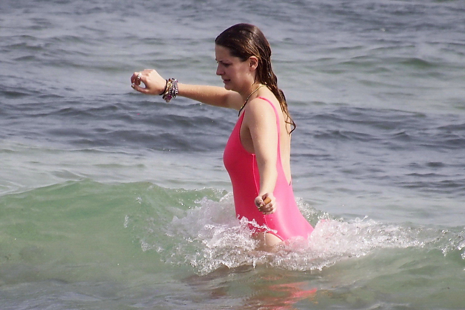 Mischa Barton che mostra pokies e culo rotondo in costume da bagno rosa bagnato sulla spiaggia a 
 #75256028