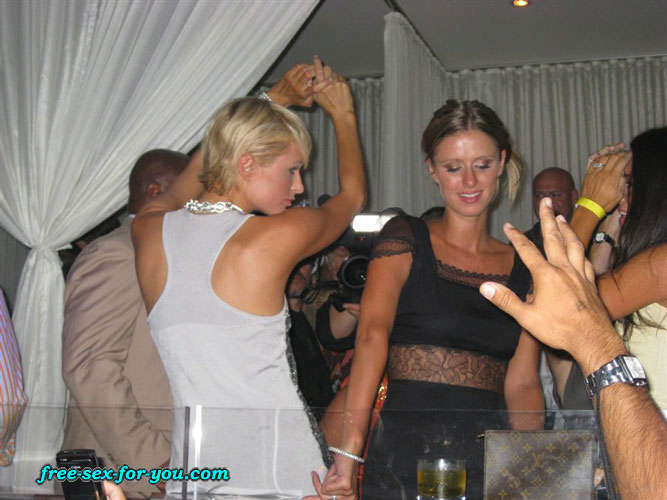 Paris Hilton mostrando grande scollatura e ballando con sua sorella
 #75430192