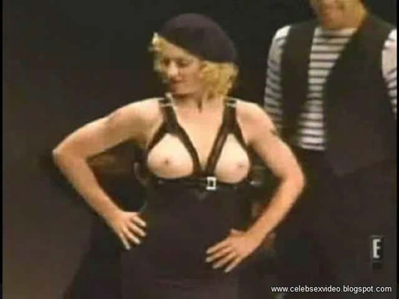 Madonna wird sehr hart gefickt und entblößt ihre riesigen Brüste
 #75300954