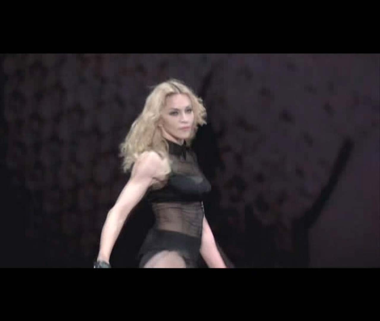 Madonna wird sehr hart gefickt und entblößt ihre riesigen Brüste
 #75300977