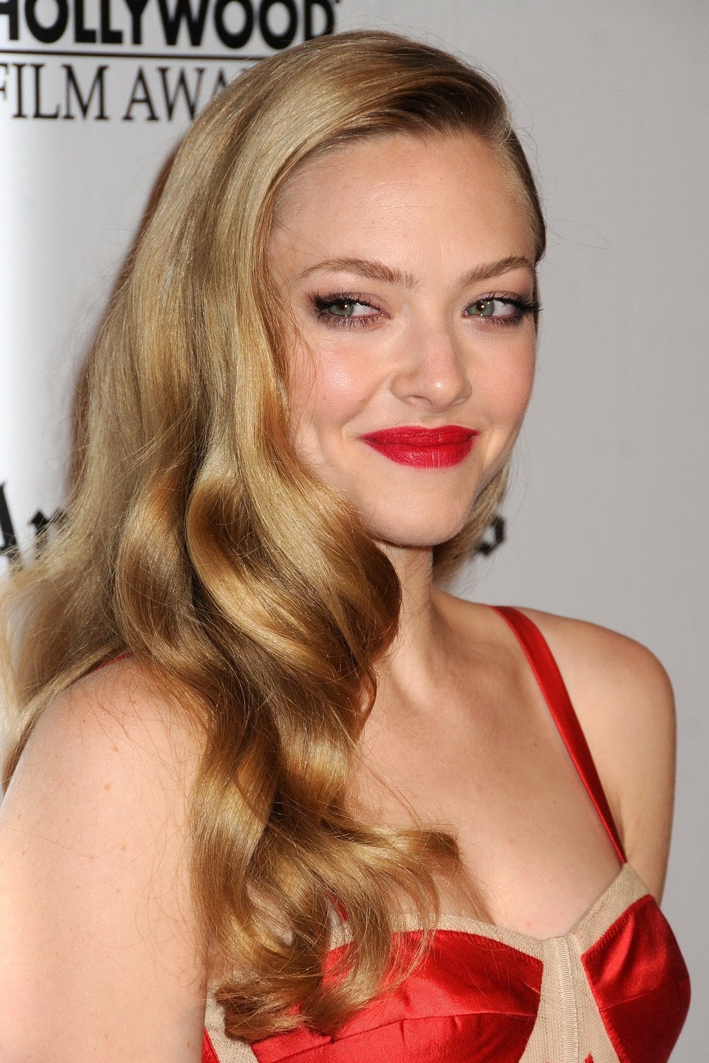 Amanda Seyfried Showing Big Cleavage In A Short Low Cut Red Dress At 16th Annual Porn Pictures 1465