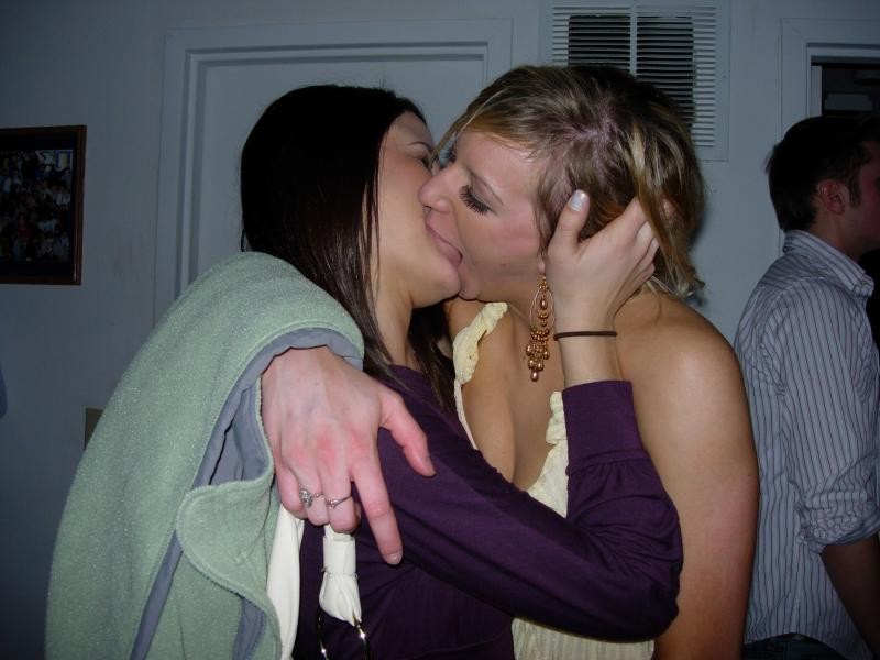 Ragazze amatoriali che si baciano
 #73192885