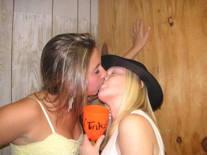 Ragazze amatoriali che si baciano
 #73192900