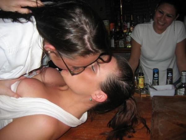 Ragazze amatoriali che si baciano
 #73192905