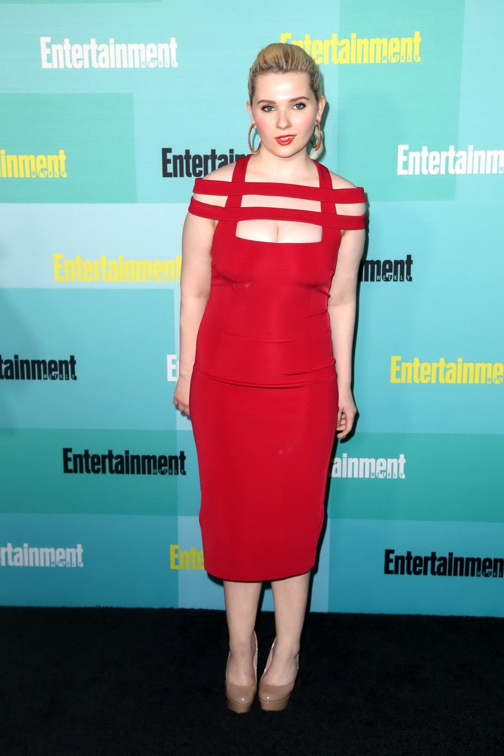 Abigail breslin mostrando enorme escote en comic con
 #75158572