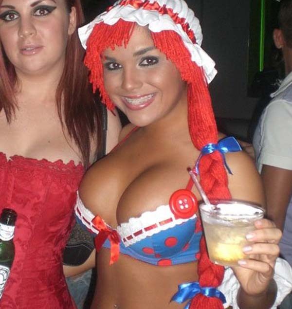 Fotokompilation einer Amateur-Party-Babe, die ihre Titten zeigt
 #67361577