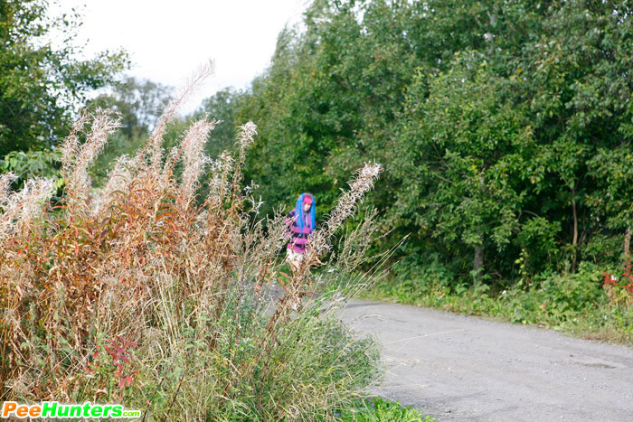 Joven traviesa con pelo rosa y azul pillada orinando
 #78690486