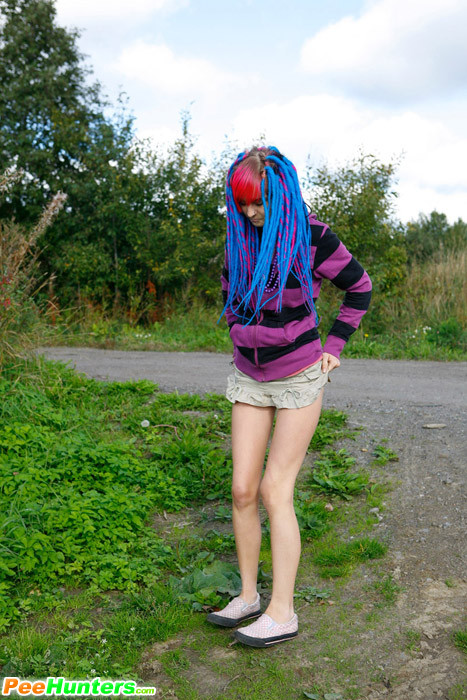 Joven traviesa con pelo rosa y azul pillada orinando
 #78690513