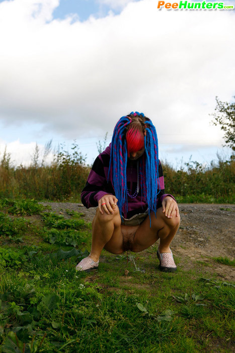 Joven traviesa con pelo rosa y azul pillada orinando
 #78690533