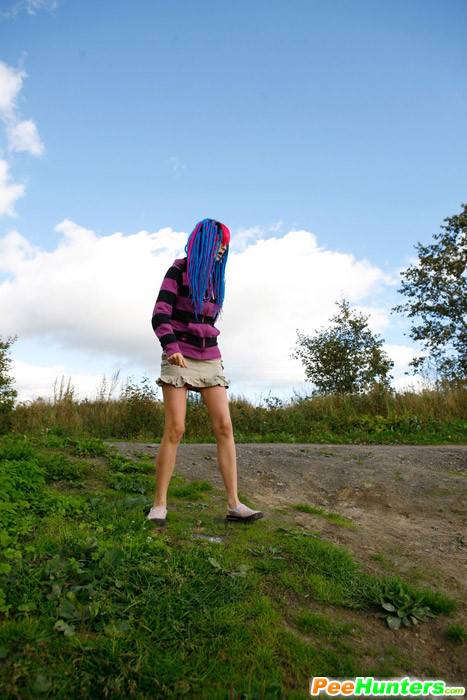 Joven traviesa con pelo rosa y azul pillada orinando
 #78690585