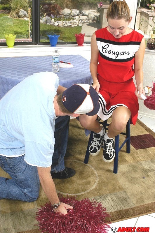 Coño afeitado aspirante a animadora follando en el equipo
 #74609220