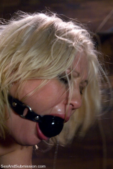 Chica fisting en bondage y escena de sexo
 #72141286