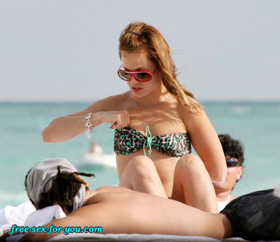 Mena suvari mostrando sus bonitas tetas en la playa a los paparazzi
 #75419144