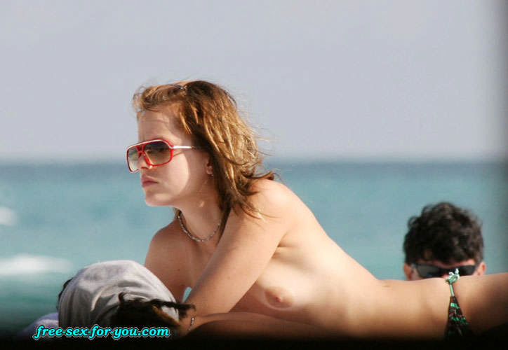 Mena Suvari zeigt ihre schönen Titten am Strand vor Paparazzi
 #75419157