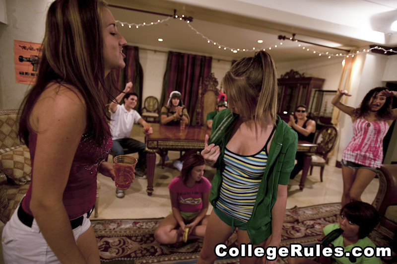 Tätowiertes College-Mädchen wird auf harte Art und Weise gefickt
 #74561368