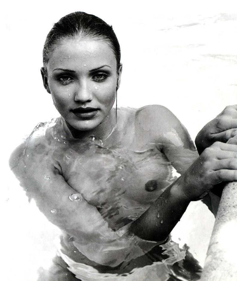 キャメロン・ディアス、プールでのセクシーなポーズと乳首の写真
 #75442559