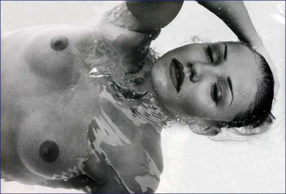 キャメロン・ディアス、プールでのセクシーなポーズと乳首の写真
 #75442570