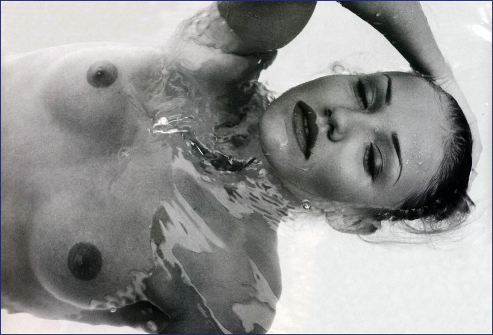 Cameron diaz posiert sexy im Pool und Nippelslip-Bilder
 #75442570