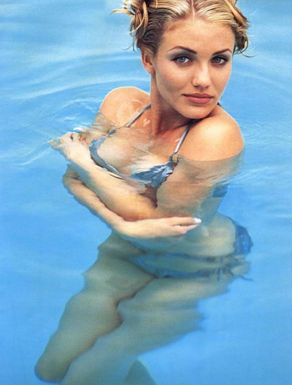 キャメロン・ディアス、プールでのセクシーなポーズと乳首の写真
 #75442620