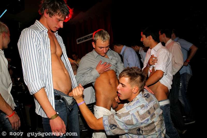 Twinks können ihre Hände nicht von einander lassen
 #76988134