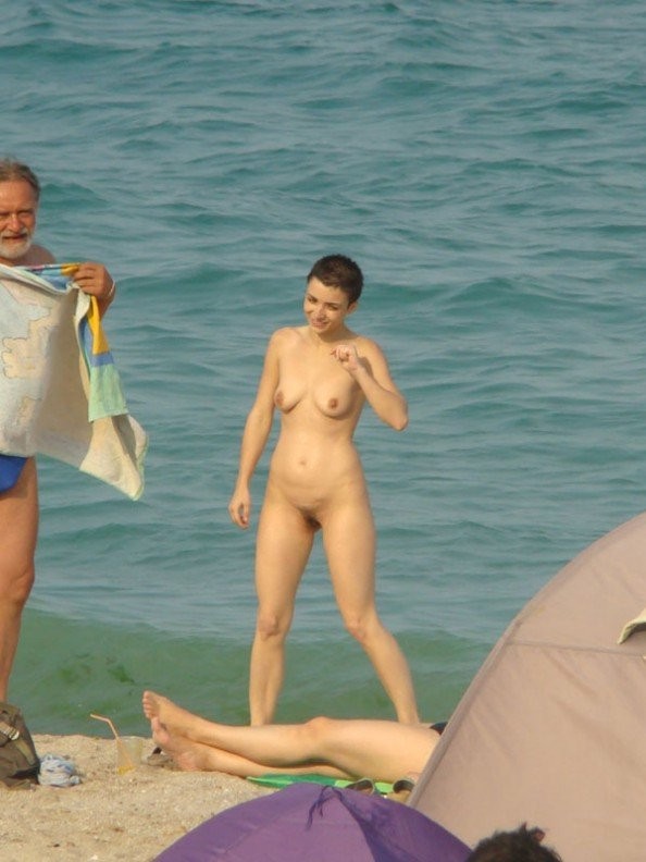 Dos chicas delgadas nudistas retozan en la playa
 #72254928