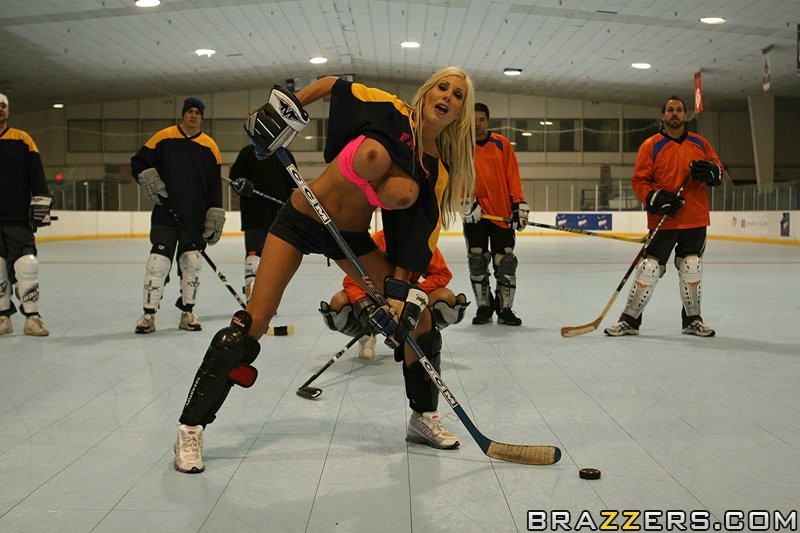 Puma swede flashes sus tetas y gana el juego de hockey
 #77475454