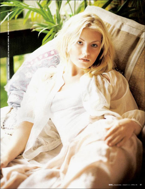 La douce actrice blonde elisha cuthbert posant sexy
 #75443321