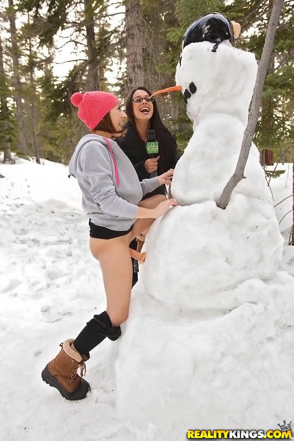 Ragazza reale che scopa il pupazzo di neve
 #67592951