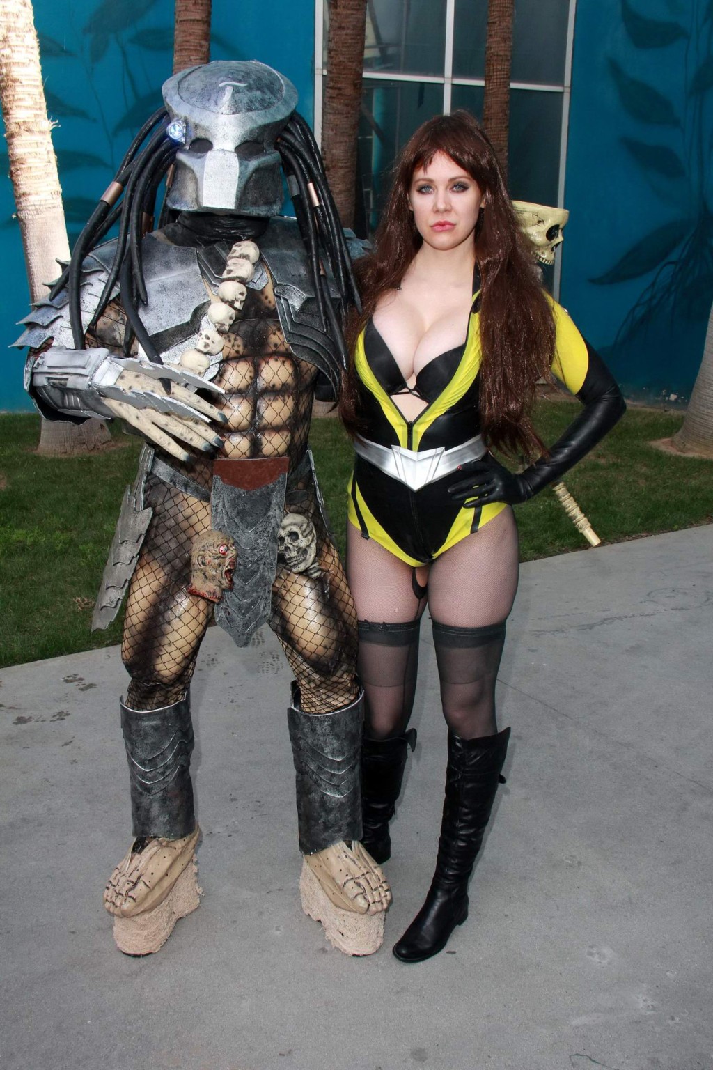 Die vollbusige Maitland Ward trägt einen Latex-Bodysuit, Netzstrümpfe und Stiefel am langen Strand 
 #75171177