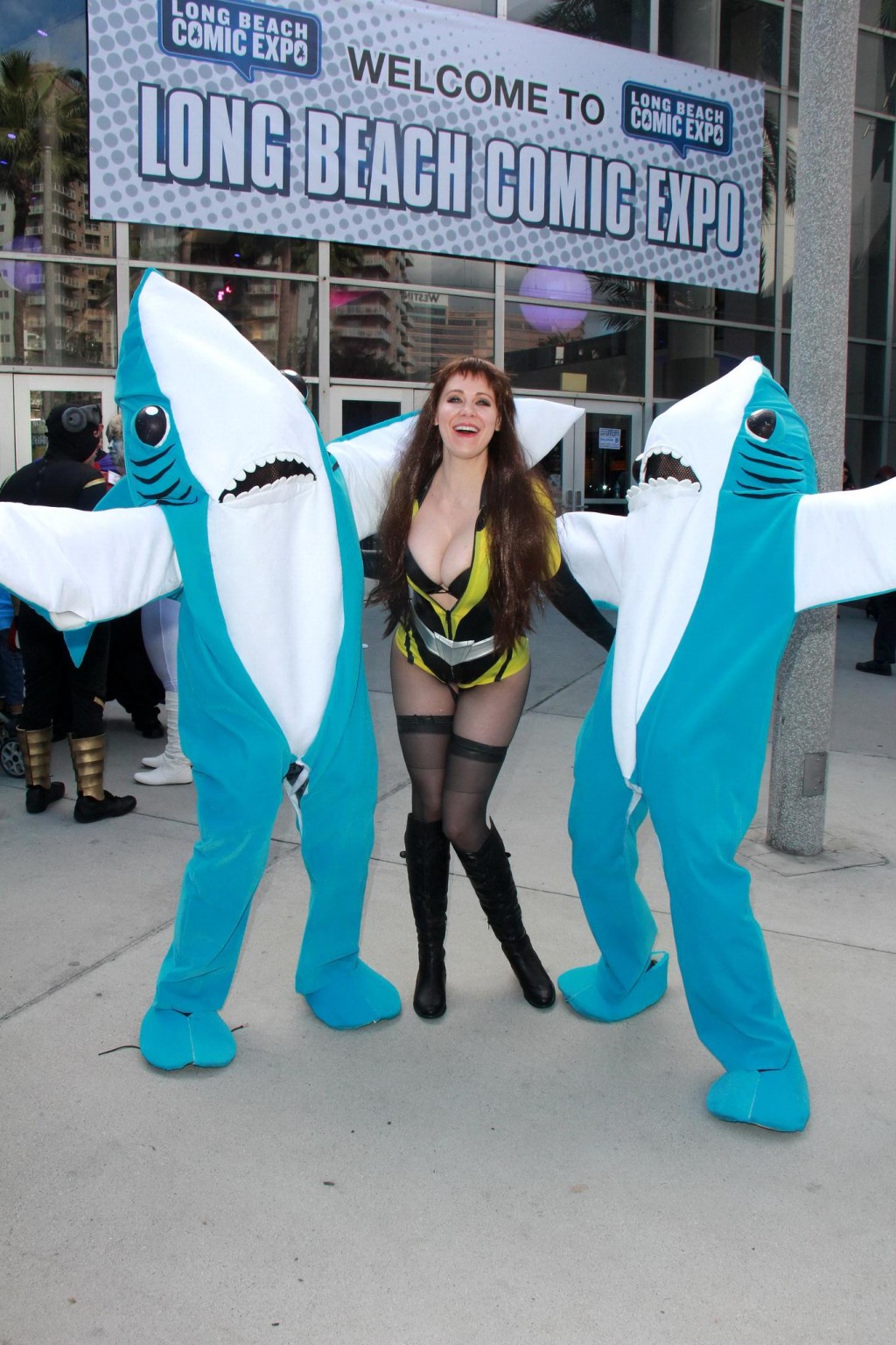 Die vollbusige Maitland Ward trägt einen Latex-Bodysuit, Netzstrümpfe und Stiefel am langen Strand 
 #75171205