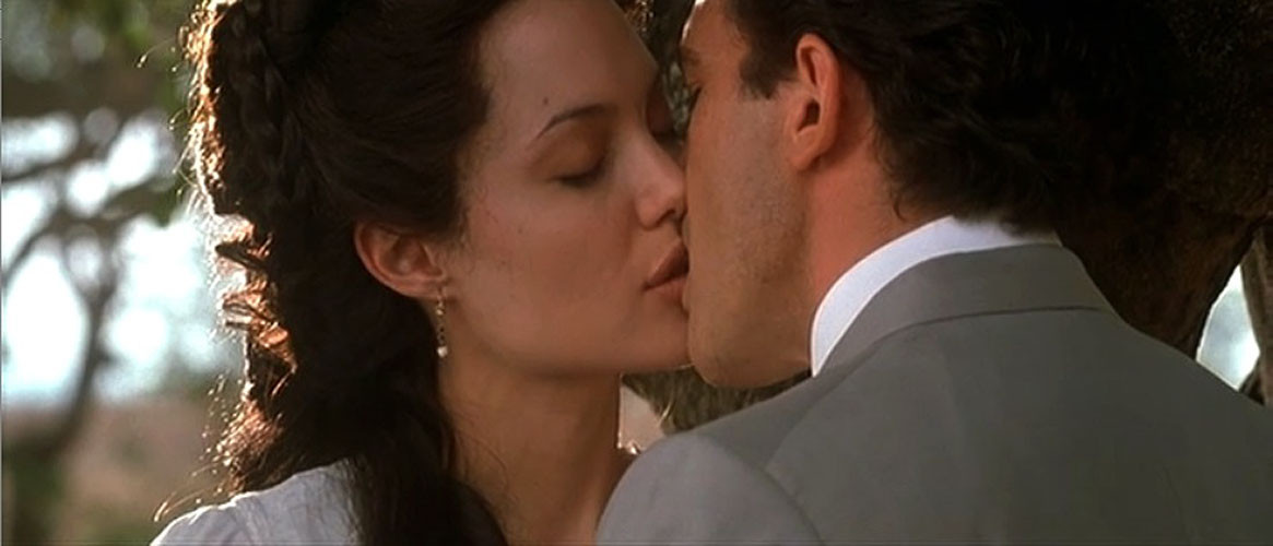 Angelina jolie montrant ses gros seins et baisant fort dans des captures de films nus
 #75399869