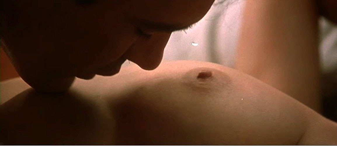 Angelina jolie zeigt ihre schönen großen Titten und fickt hart in nackten Filmkappen
 #75399876