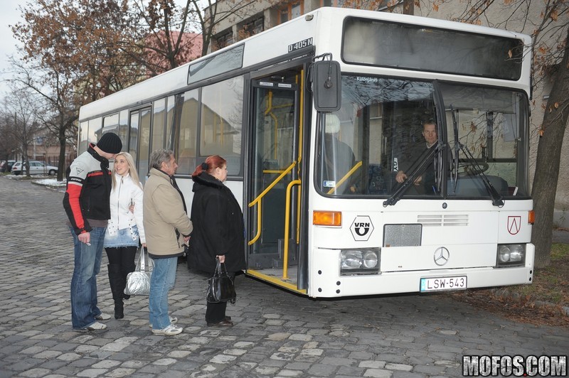 Une jeune blonde folle baise et suce pour un soin du visage dans le bus.
 #75843775