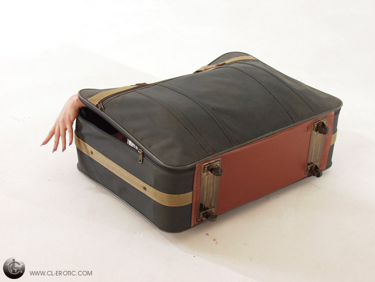 Contortionniste en culotte rentre dans une valise
 #73263303