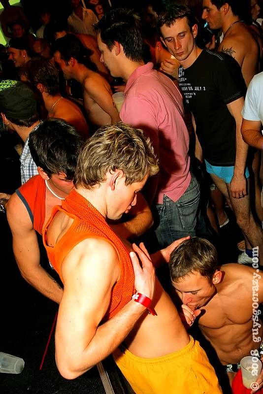 Des surfeurs gays insérant des balles de ping-pong dans leurs trous serrés.
 #76986265