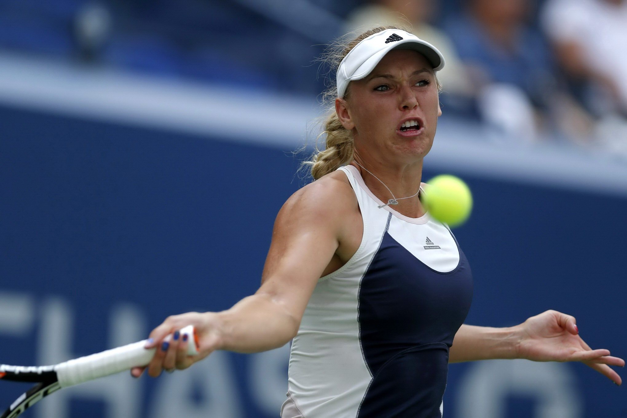 Caroline wozniacki che mostra le sue mutandine nere
 #75153595