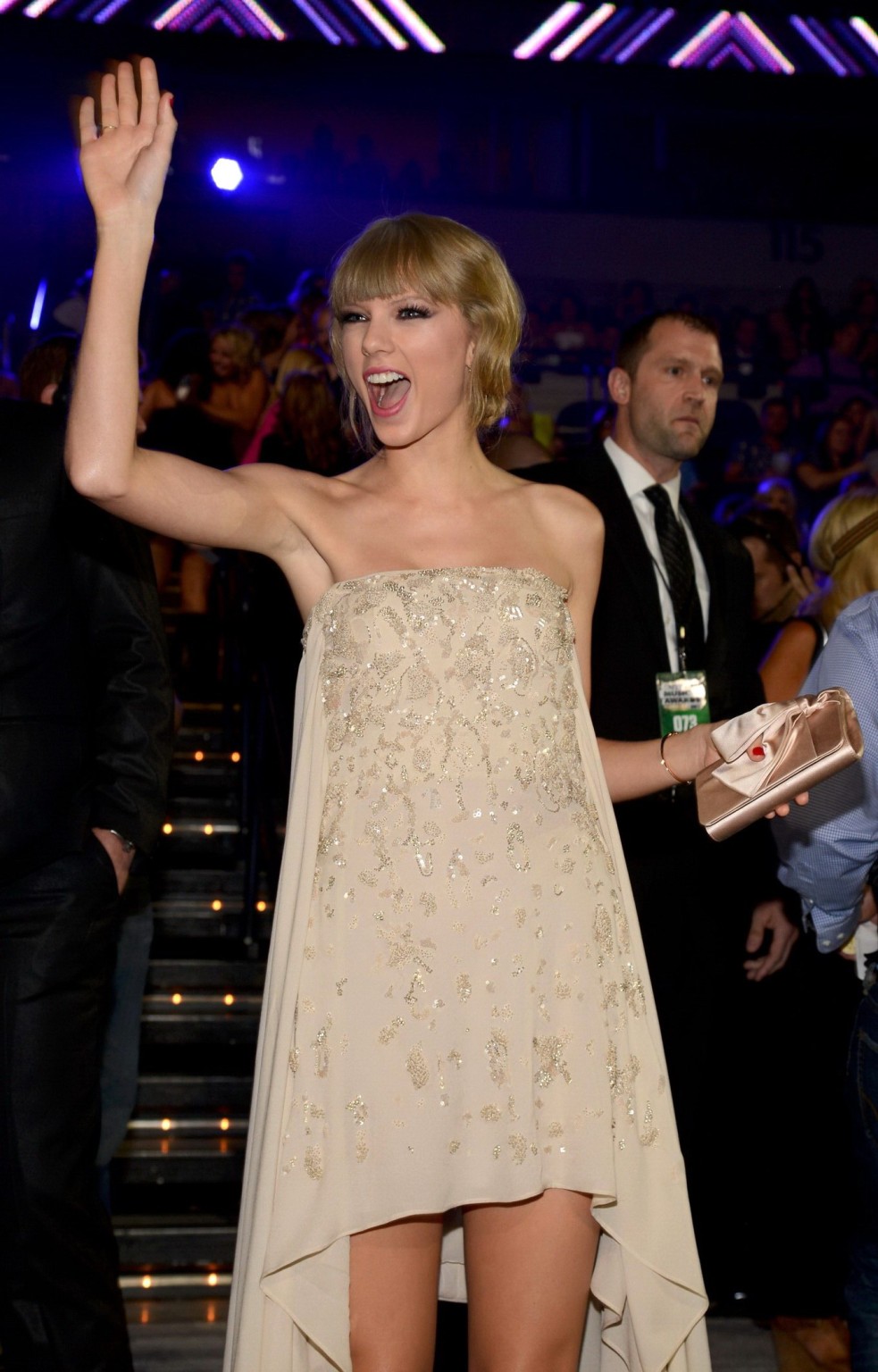 Taylor Swift con le gambe larghe ai cmt music awards 2013 a nashville
 #75229481