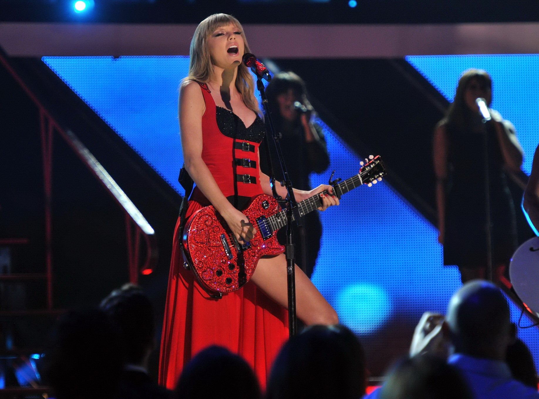 Taylor swift mit langbeinigem Ausschnitt bei den cmt music awards 2013 in nashville
 #75229543