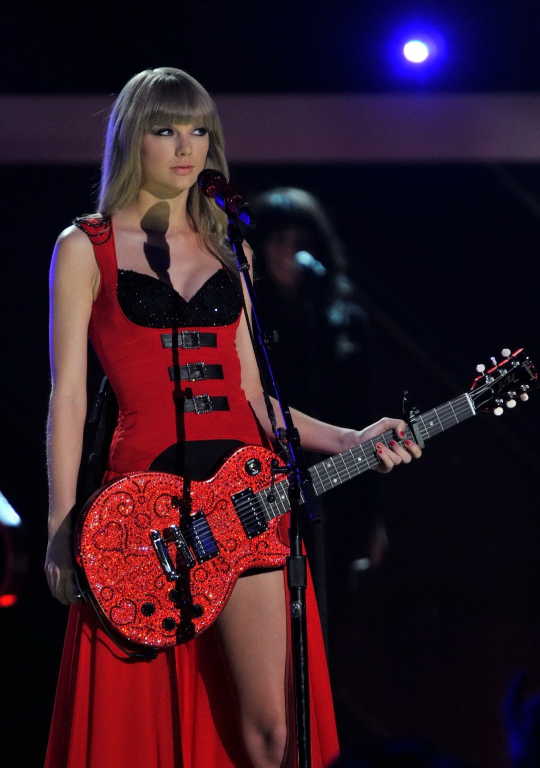 Taylor Swift leggy  cleavy at the 2013 CMT Music Awards in Nashville #75229550