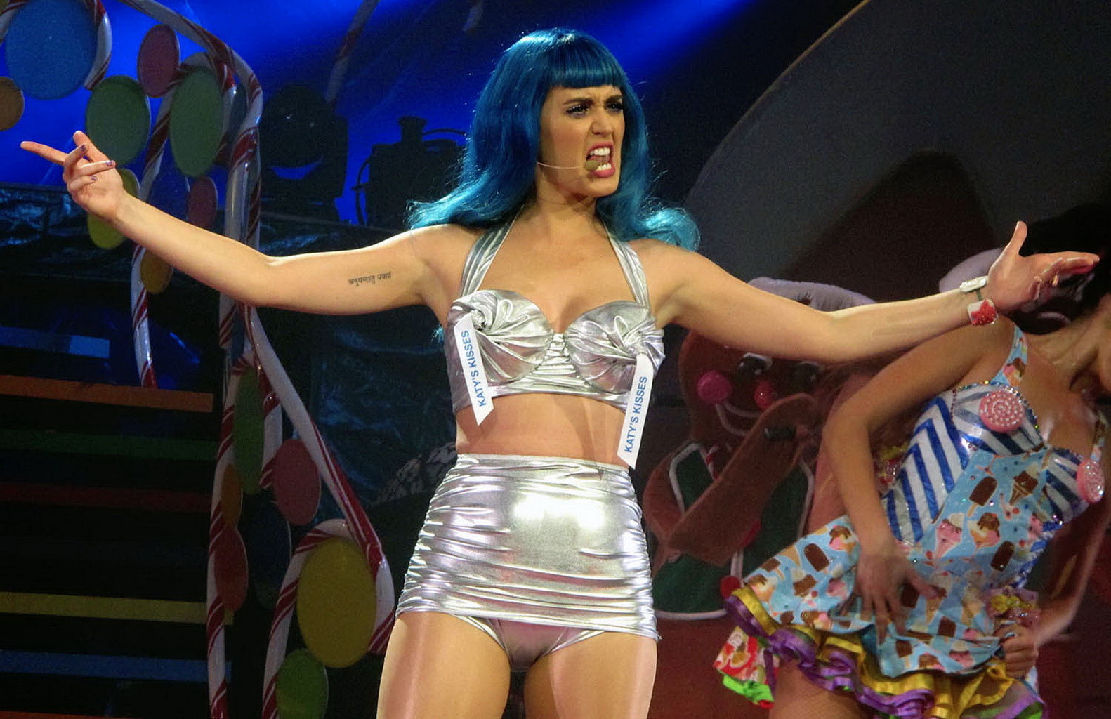Katy Perry zeigt ihren Arsch im Trikot auf dem La-Konzert
 #75292708