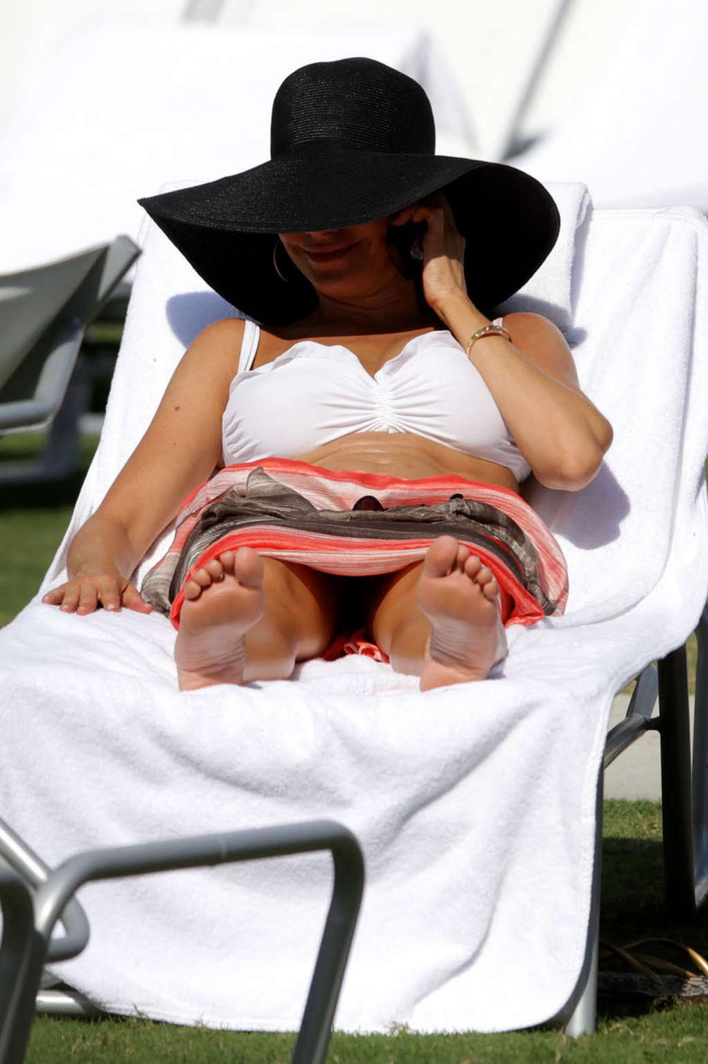 Sofia vergara mostrando increíbles tetas grandes en bikini en la playa
 #75371180