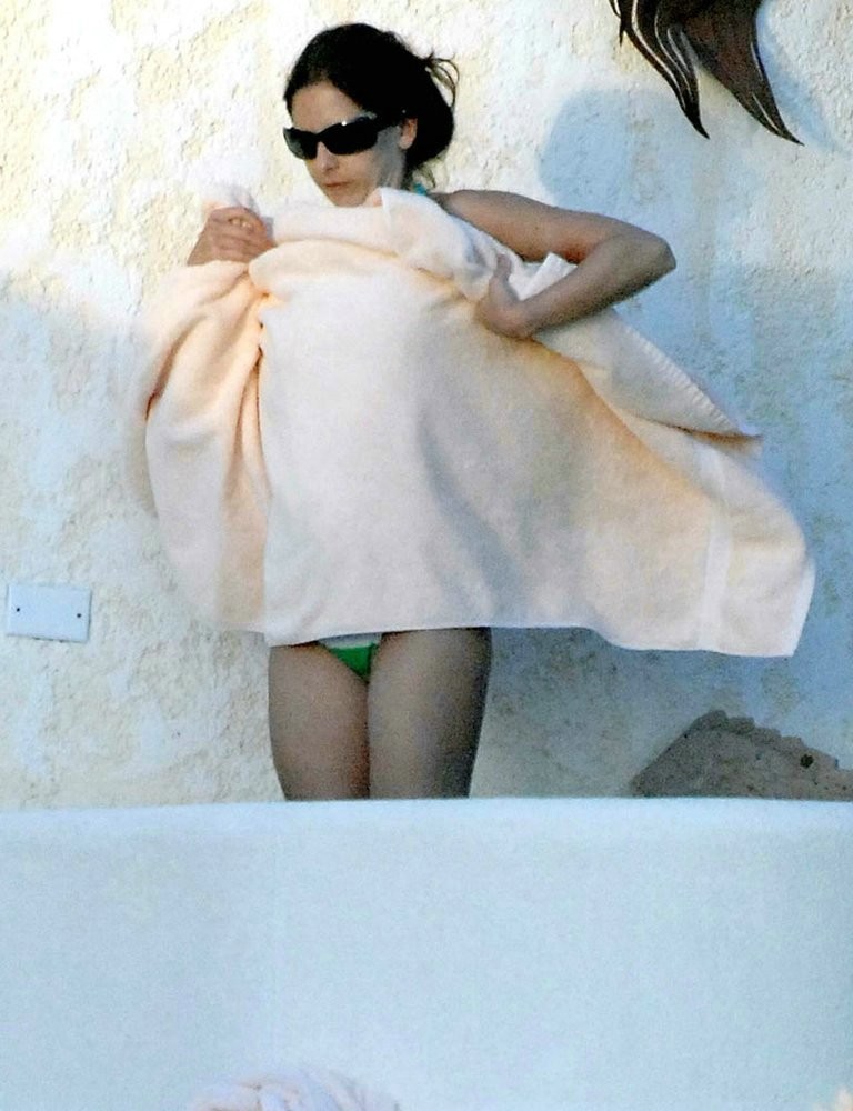 Sexy paparazzi pictures of Sarah Michelle Gellar in a bikini #75309964